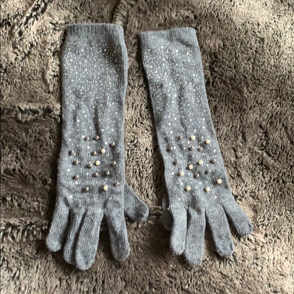 Cute gray gloves with such pizazz! - Picture 2 of 5